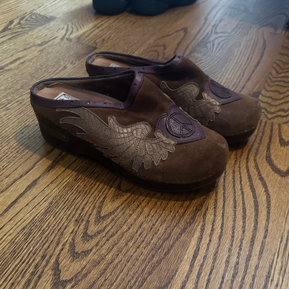 Lucky Brand Brown Suede Wing-Embroidered Clog Mules